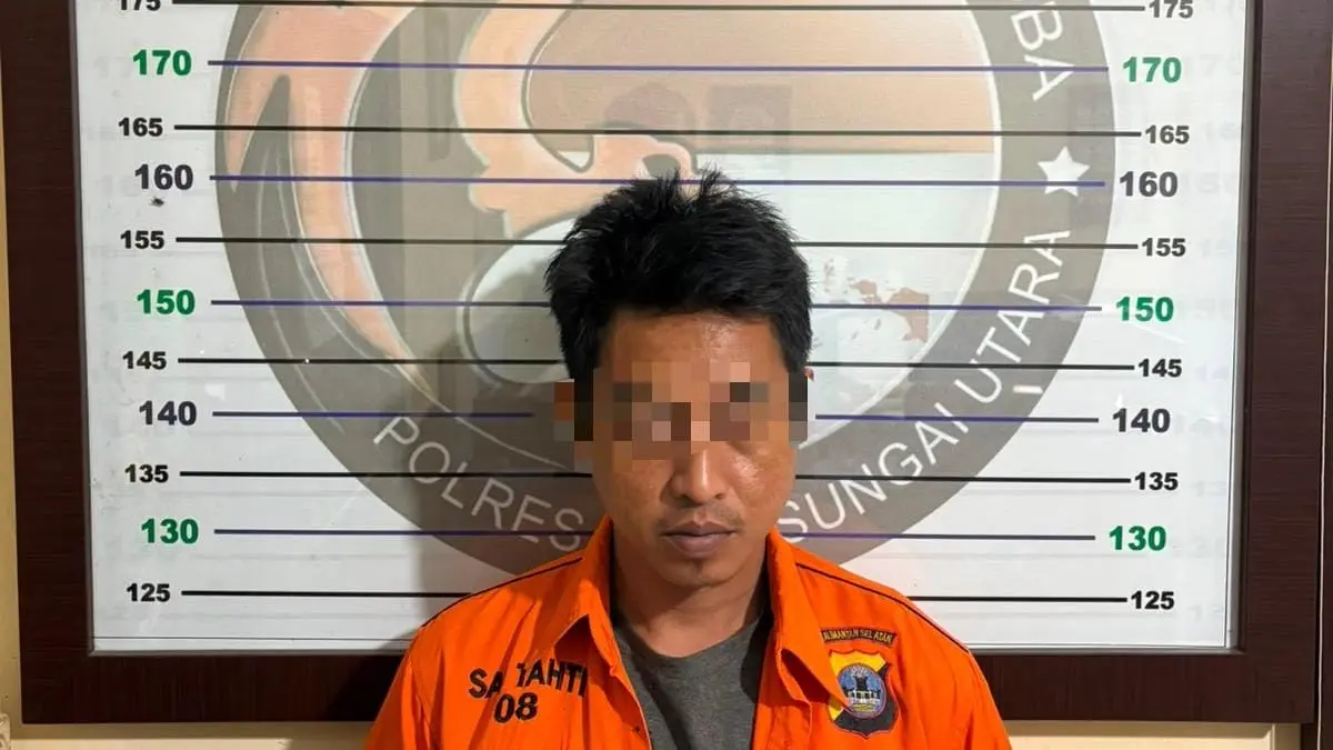 Tersangka RH alias Aman Kalua diamankan Satresnarkoba Polres Hulu Sungai Utara (HSU) dalam pengungkapan kasus narkotika jenis sabu dengan barang bukti 6,88 gram. (Polres HSU)
