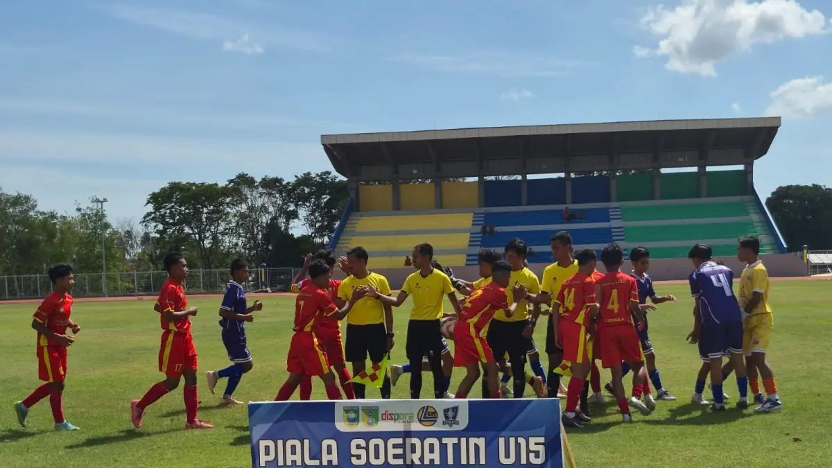 Tim dari SSB Haus Soccer Banjarmasin (baju oranye) bersalaman dengan wasit dan asisten wasit pada laga 8 besar Piala Soeratin U15 tingkat Provinsi Kalimantan Selatan (Kalsel) 2026. (Foto : Norsalim Yahya/Radar Banjarmasin).