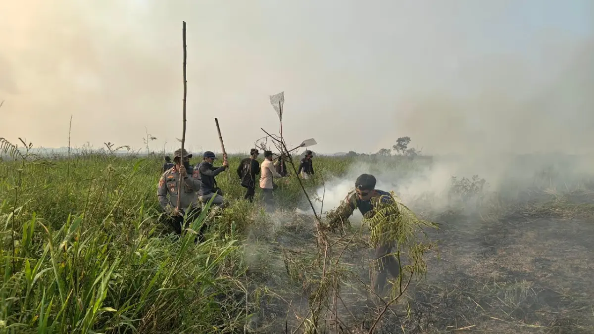UPAYA: Petugas gabungan Polres HSU, BPBD, aparatur desa, dan masyarakat melakukan pemadaman karhutla di Desa Pasar Senin, Kecamatan Amuntai Tengah. (Foto: Istimewa)