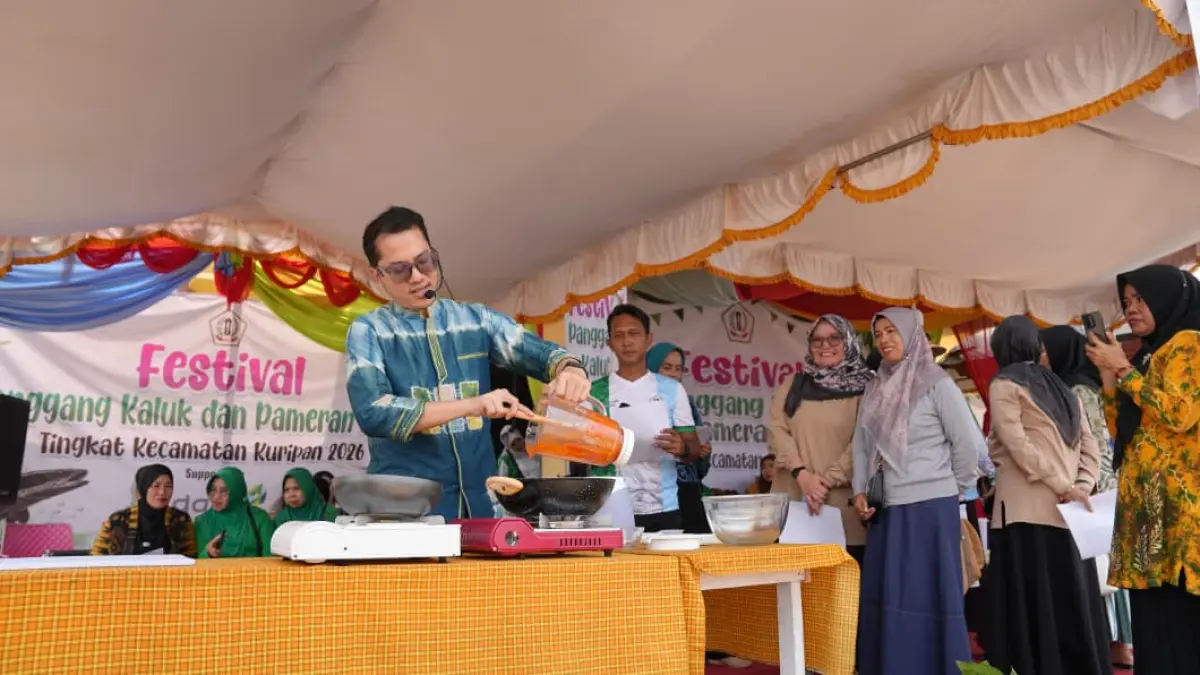 DEMO MEMASAK : Agus Sasirangan saat peragaan masak di Festival Panggang Kaluk Haruan, Kecamatan Kuripan, Kabupaten Barito Kuala.