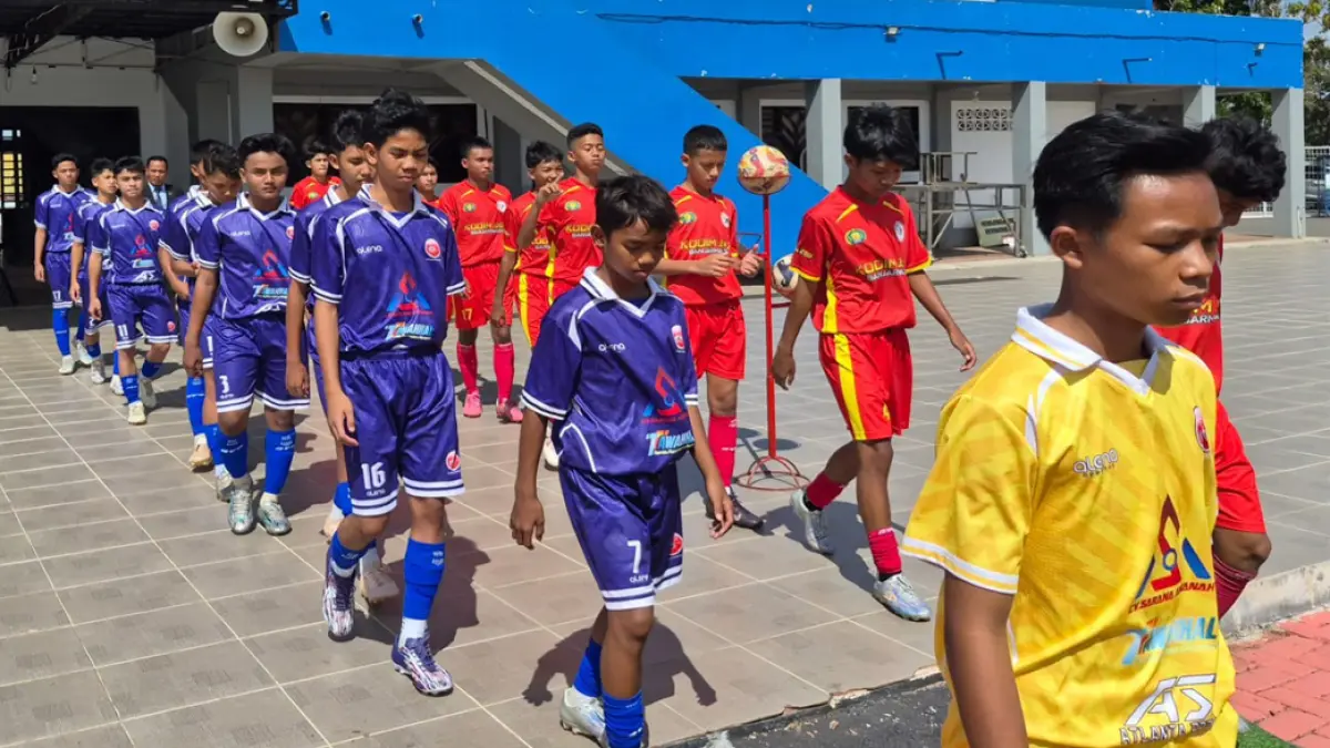 DOMINAN: Haus Soccer (jersey oranye), salah satu dari tim Kota Banjarmasin yang lolos ke babak semifinal Piala Soeratin U-15 tingkat Provinsi Kalsel.