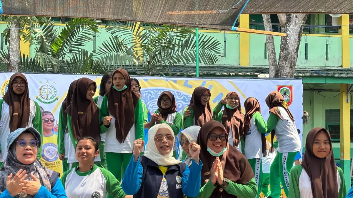EDUKASI: Siswa SMAN 7 Banjarmasin mengikuti edukasi hukum dan kesehatan mental dalam kegiatan Jaksa IKA Masuk Sekolah yang digelar IKA Unair Kalsel bersama Kejati Kalsel, Jumat (28/8/2026). (Zulvan Rahmatan/Radar Banjarmasin)