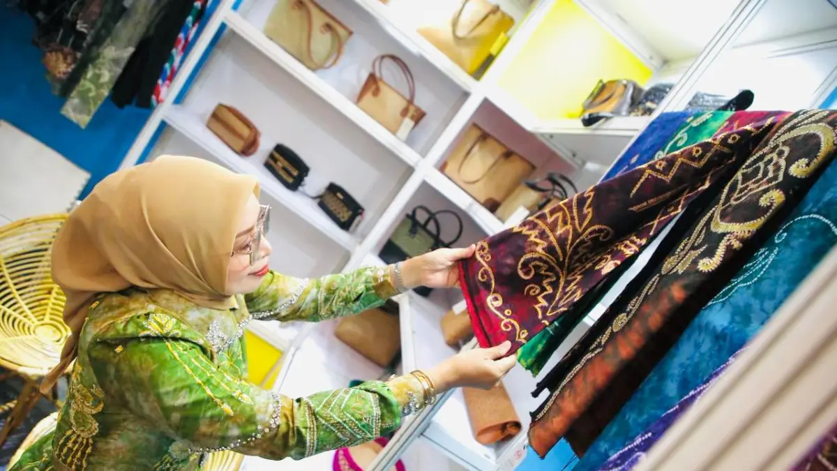 HADIR: Ketua Dekranasda Kabupaten HSU, Hj Murniati Sahrujani menghadiri APKASI Otonomi Expo 2026 di ICE BSD, Banten, Kamis (27/8/2026). Kegiatan tersebut menjadi momentum mempromosikan produk UMKM dan ekonomi kreatif HSU.(Foto: Istimewa)