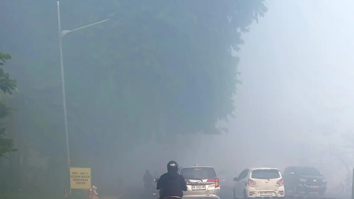KABUT ASAP: Pengendara motor harus Hati-Hati saat kondisi kabut asap di jalan raya.(Foto: PT Trio Motor)&nbsp;