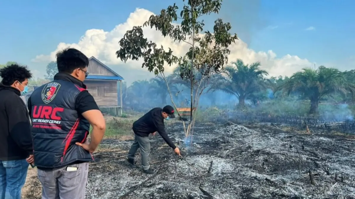 KARHUTLA: Petugas memeriksa lahan yang terbakar akibat pembakaran sampah di Desa Gunung Besar, Kecamatan Simpang Empat, Tanah Bumbu. (Foto: Sat Samapta Polres Tanah Bumbu)