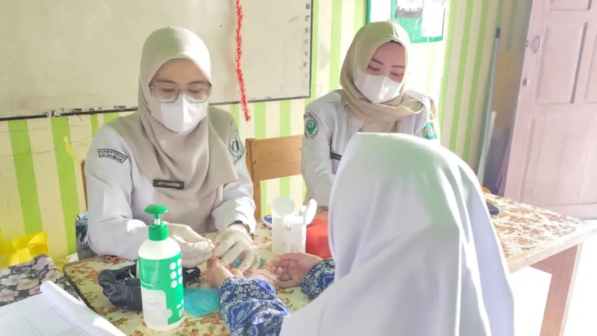 LAYANAN: Petugas Puskesmas Sungai Malang saat menjalankan inovasi Rumah Resolusi Sehat untuk memastikan hasil pemeriksaan kesehatan siswa ditindaklanjuti hingga tuntas. (Foto: Pemkab HSU)