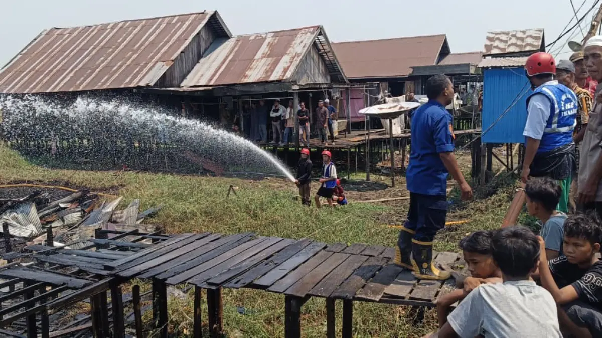 LOKASI: Petugas pemadam kebakaran dan relawan berjibaku menangani kebakaran yang menghanguskan rumah warga di Desa Kalumpang Dalam, Kecamatan Babirik, HSU. Akses menuju lokasi cukup sulit karena harus melewati titian panjang. 
