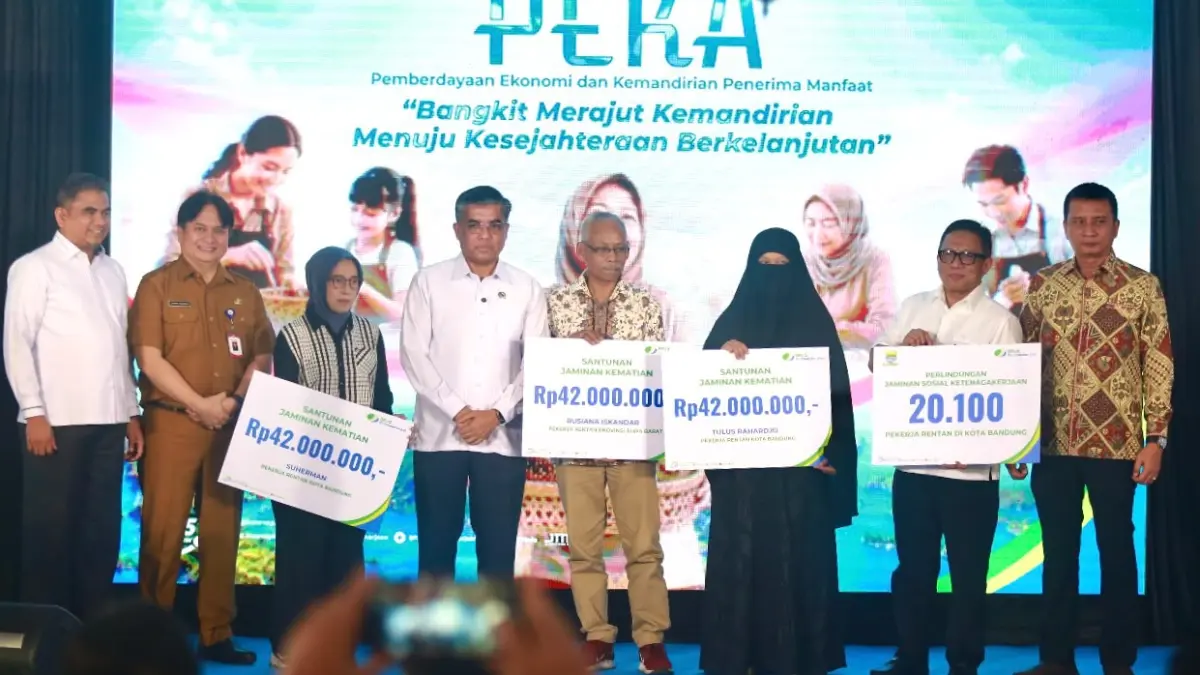 LUNCURKAN: Direktur Utama BPJS Ketenagakerjaan, Saiful Hidayat mengikuti kegiatan peluncuran Program PEKA (Pemberdayaan Ekonomi dan Kemandirian Penerima Manfaat) di Bandung, Jawa Barat. (Foto : BPJS Ketenagakerjaan)