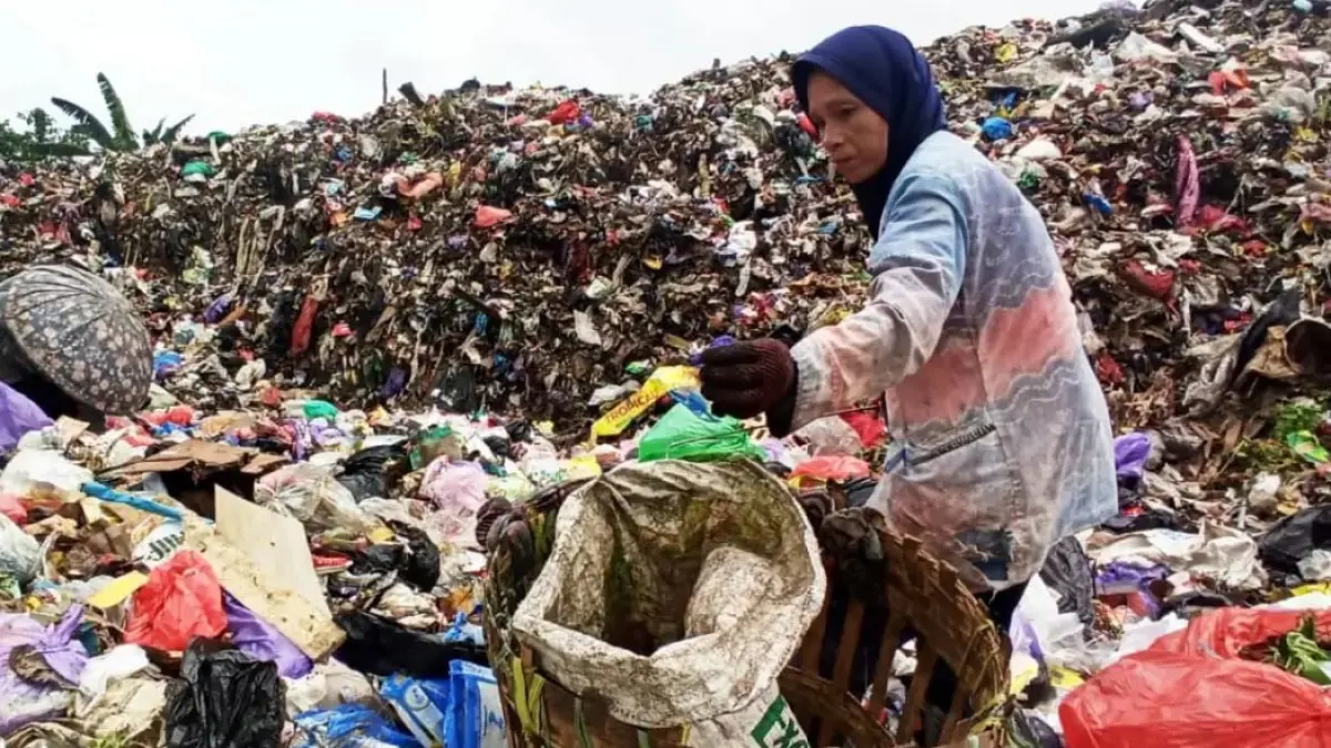 MEMILAH: Aktivitas pemulung di gunungan sampah Tempat Pembuangan Akhir (TPA) Basirih, Kota Banjarmasin saat masih beroperasi.