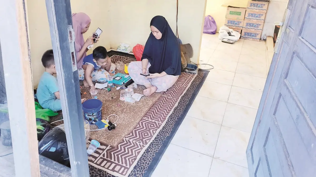MENGUNGSI: Warga Kompleks Aeropolis 1, Kelurahan Syamsudin Noor, Kecamatan Landasan Ulin memilih mengungsi karena karhutla mendekati perumahan.&nbsp;
(Foto: SHEILLA FARAZELA/RADARBANJARMASIN)&nbsp;