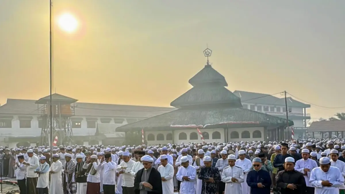 MOMEN: Bupati HSU H. Sahrujani mengikuti Salat Istisqa di Pondok Pesantren Rasyidiyah Khalidiyah (Rakha), Amuntai, Jumat (28/8/2026). (Foto: Istimewa)