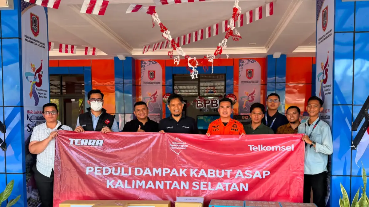 PEDULI: Telkomsel salurkan bantuan CSR lanjutan untuk wilayah terdampak Karhutla dan pastikan jaringan tetap optimal.(Foto: Telkomsel)