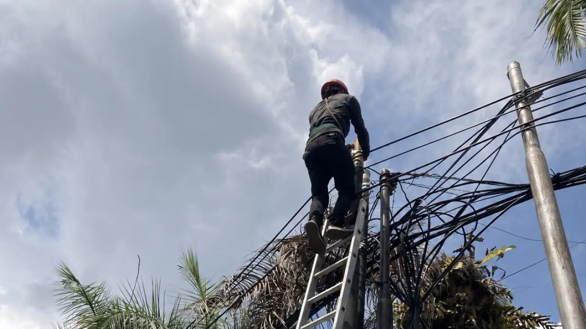 PENATAAN: Kabel fiber optik di berbagai ruas jalan Banjarmasin bakal ditata. Pemko Banjarmasin mempersiapkan langkah terukur. (Foto: Pemko Banjarmasin)