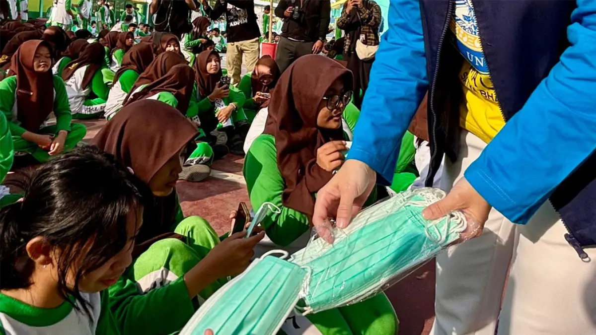 PERLU MASKER: Siswa sekolah di Banjarmasin diberikan masker gratis sebagai langkah antisipasi dampak kabut asap. 