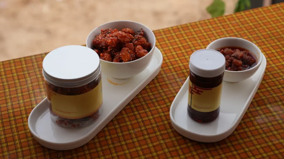 PRODUK LOKAL: Haruan Karamel Pedas Manis (kiri) dan Sambal Boom (kanan)
