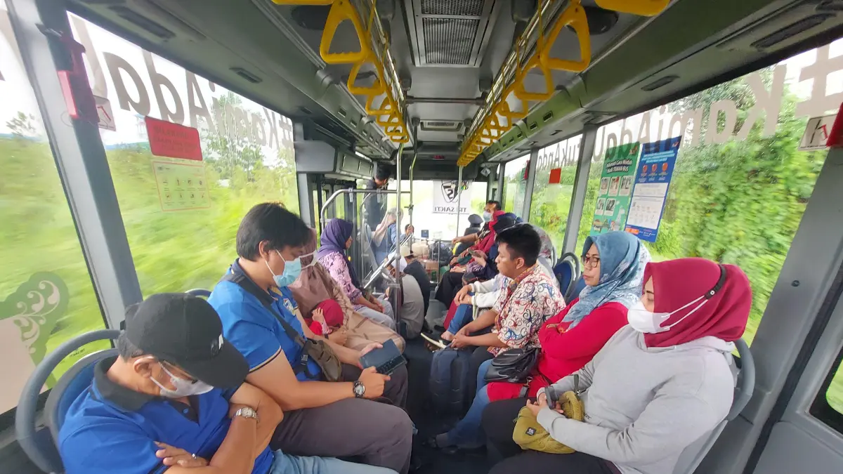 RAMAI: Penumpang menggunakan layanan Trans Banjarbakula di kawasan aglomerasi. Jumlah pengguna bus mencapai 1,37 juta orang hingga Juli 2026. (Fadlan Zakiri/Radar Banjarmasin)