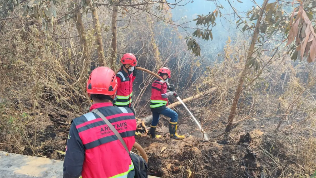 RESPONSIF: Tim Emergency Response Team (ERT) Arutmin melakukan pemadaman Kebakaran Hutan dan Lahan (Karhutla) di wilayah Kota Banjarbaru, Kalsel.