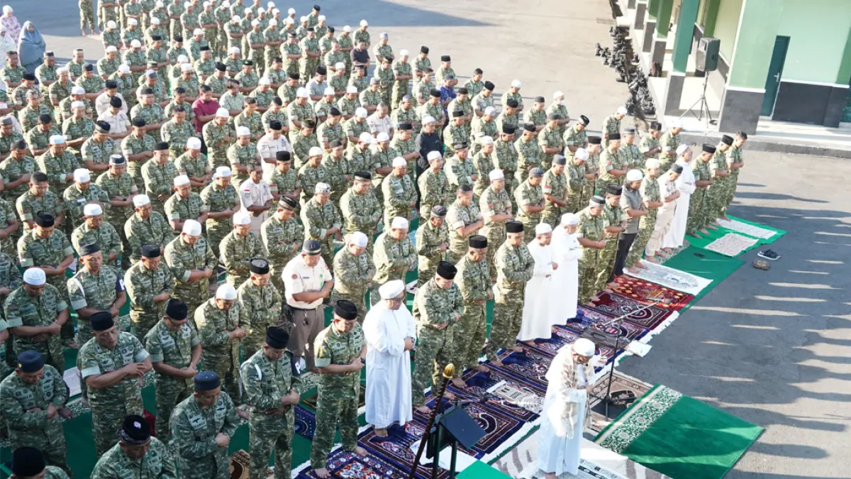 SALAT ISTISQA: Ratusan prajurit, PNS, dan Persit KCK Koorcabrem 101 mengikuti Salat Istisqa di halaman Masjid Miftahul Jannah Korem 101/Antasari.
