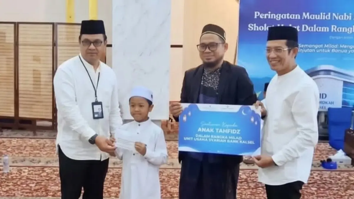 SANTUNAN: Penyerahan santunan di Milad UUS Bank Kalsel ke-22.(Foto: Bank Kalsel)