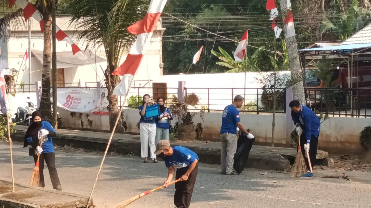 SEMANGAT: Laskar Biru Demokrat Bergerak membersihkan RTH Tanta.