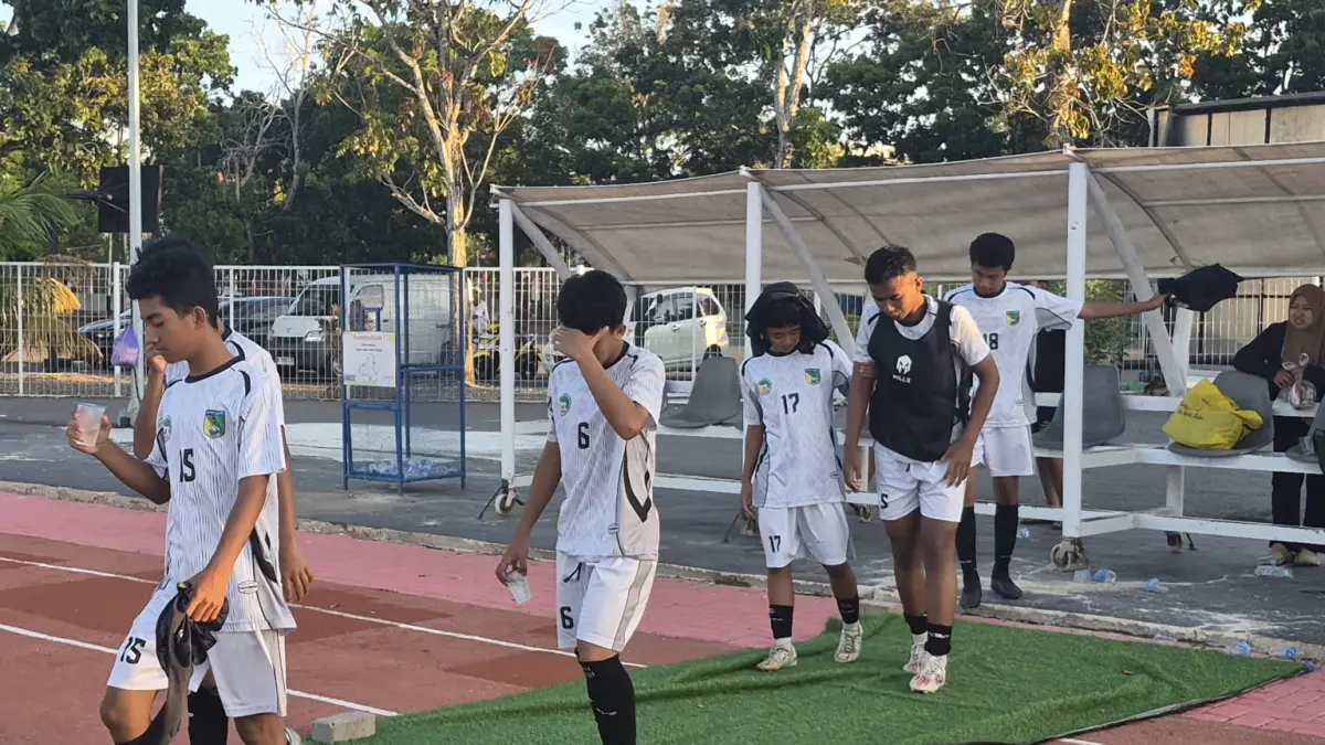 TERSINGKIR : Para pemain SSB Tuntung Pandang Pelaihari tertunduk lesu setelah tersingkir di babak 8 besar Piala Soeratin U15 Kalsel. (Foto : Norsalim Yahya/Radar Banjarmasin)