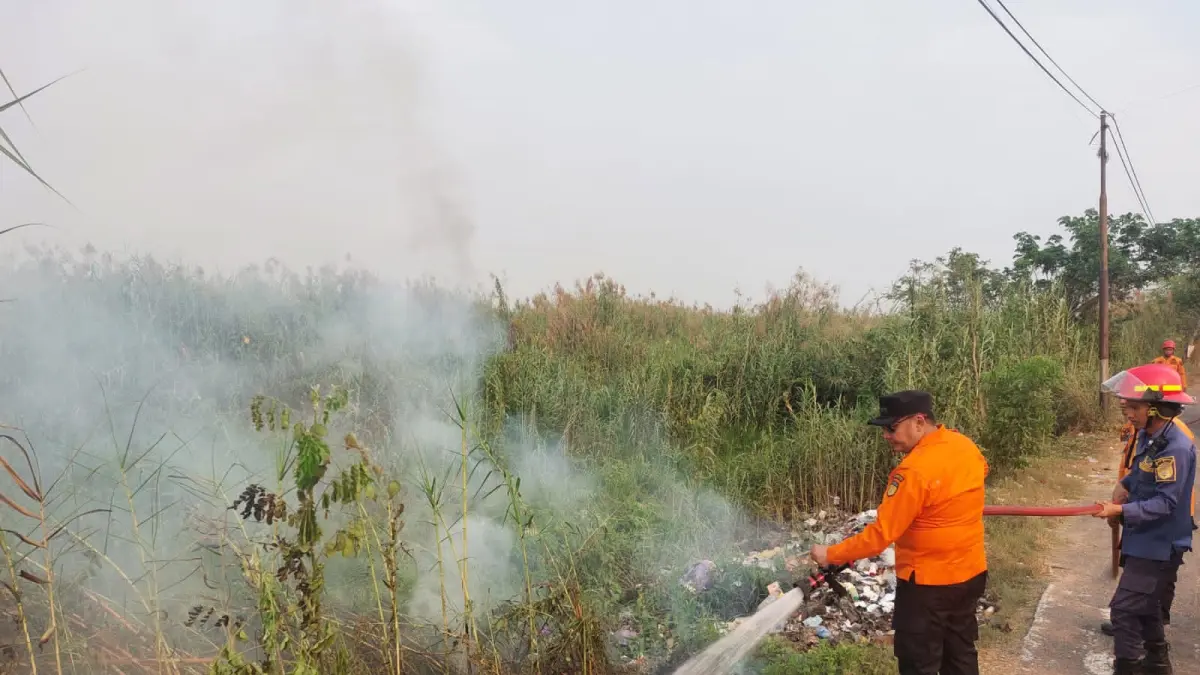TURUN TANGAN: Bupati HST Samsul Rizal ikut memadamkan api karhutla. (Foto: Jamaluddin/Radar Banjarmasin)