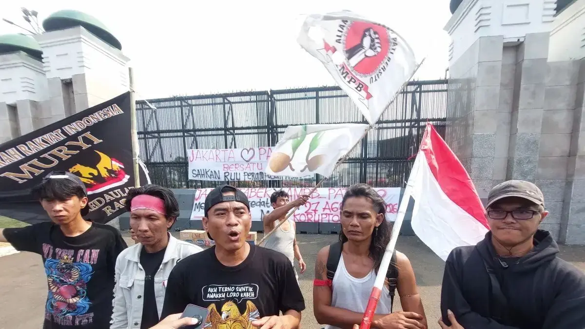UNJUK RASA: Tokoh aktivis AMPB, Supriyono atau yang akrab disapa Mas Botok, di depan gedung DPR RI, Jumat (21/8). (Foto: Ryandi Zahdomo/Jawa Pos).