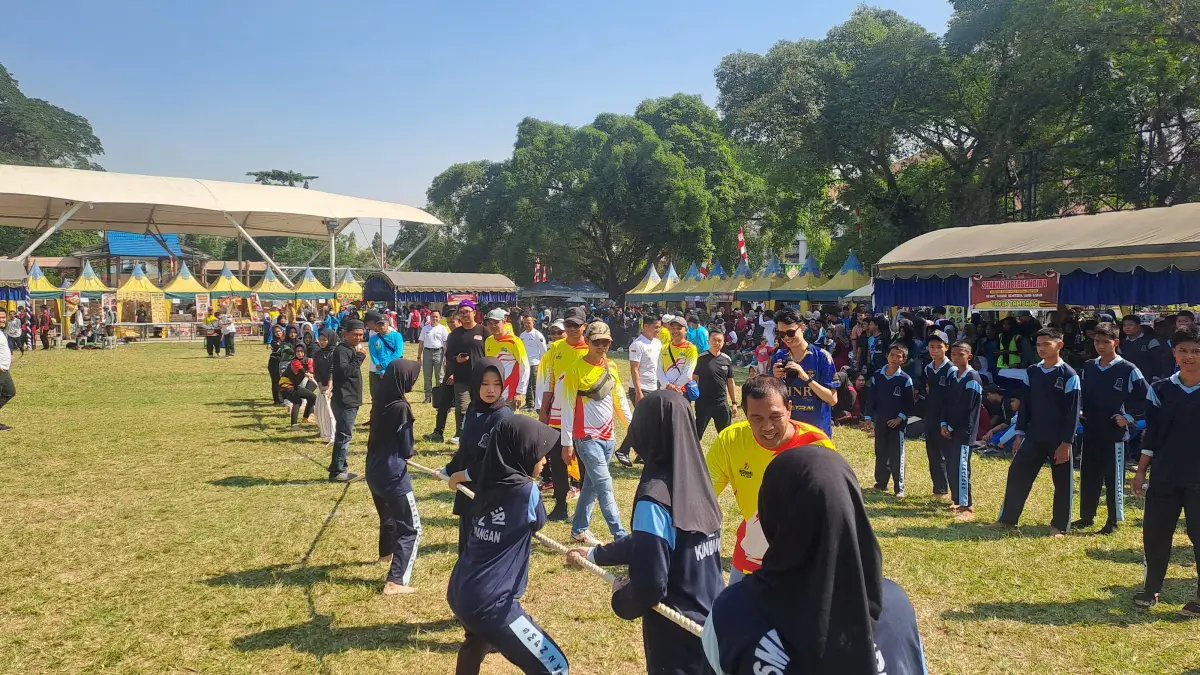 ADU KUAT: Peserta lomba tarik tambang saat bertanding. (Foto: Istimewa)