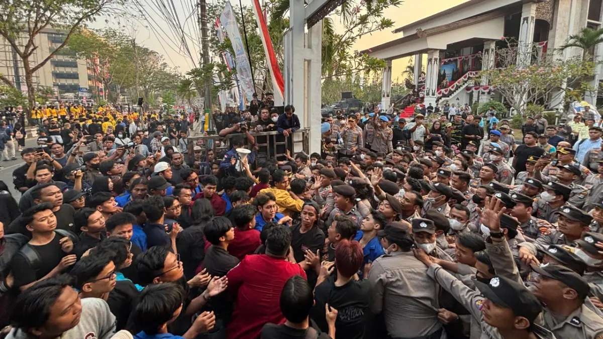 BENTROK: Massa aksi jilid II terlibat saling dorong hingga berujung bentrok dengan aparat saat mencoba menerobos pagar Kantor DPRD Kalsel, Jumat (28/8). (Foto: Zulvan Rahmatan/Radar Banjarmasin).
