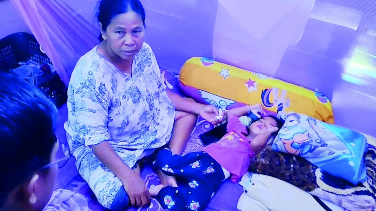 MENJAGA: Masmurah, warga Landasan Ulin Selatan, Kecamatan Liang Anggang saat menjaga cucunya, Arsy Rahmatunisza, yang baru berusia dua tahun.
(SHEILLA FARAZELA/RADAR BANJARMASIN)&nbsp;
