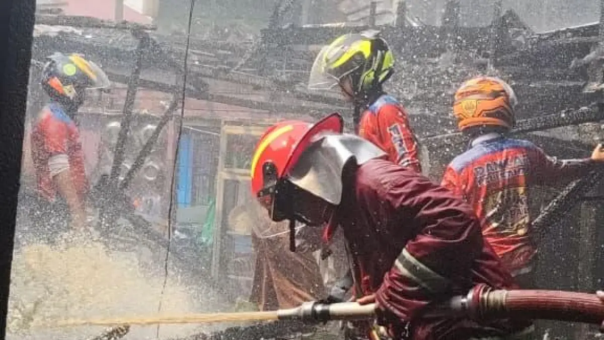 PADAMKAN: Petugas dan relawan menangani kebakaran di Kabupaten Hulu Sungai Utara, Sabtu (29/8/2026). (Foto: Damkar HSU)
