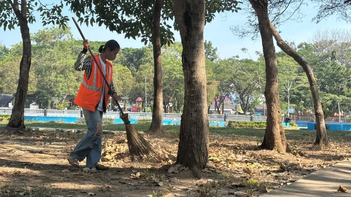 PERIH MATA: Ujian penyapu jalan di Banjarmasin bertambah saat kemarau. Selain menghadapi debu yang sudah pasti, kabut asap memperparah tantangan mereka saat bekerja. (Foto: Zulvan Rahmatan/Radar Banjarmasin).