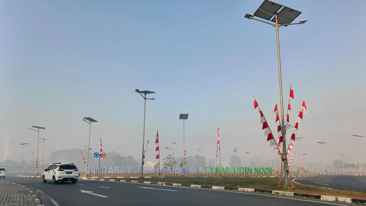 ‎TERDAMPAK KARHUTLA: kawasan Bandara Syamsudin Noor &nbsp;diselimuti kabut tebal, Sabtu (29/8/2026) pagi.(Foto:Sheilla Farazela/Radar Banjarmasin)&nbsp;