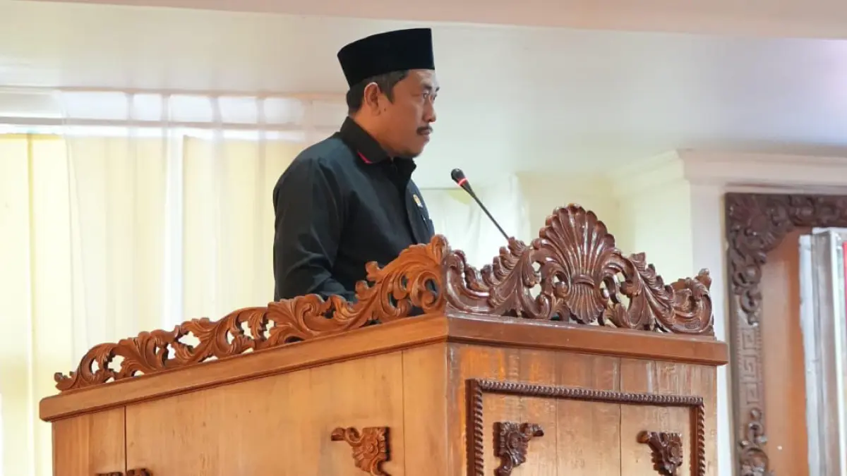 BERI KETERANGAN: Anggota DPRD Tapin dari fraksi PDIP Yuspiannor memberikan keterangan terkait data Desil Bansos.