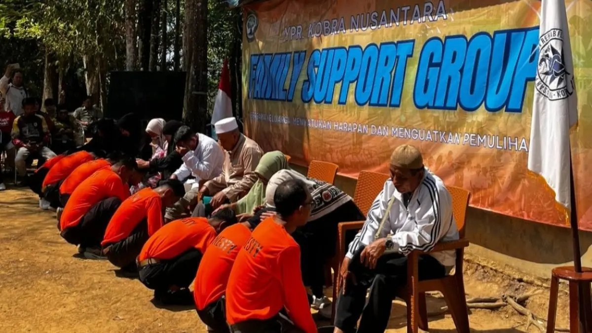 BERLUTUT: Para residen IPWL YPR Kobra Nusantara Kalsel mencuci kaki orang tua dalam rangkaian Family Support Group di kawasan Wisata Danau Seran, Banjarbaru, Sabtu (29/8).&nbsp;