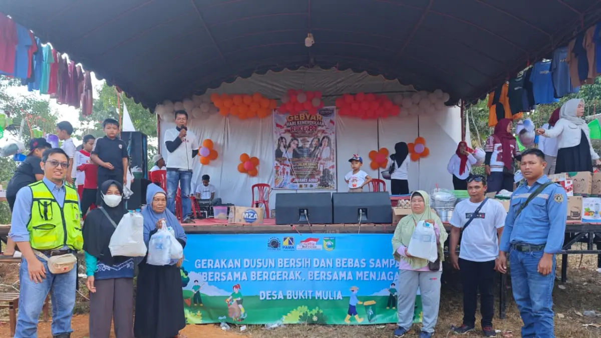 BERSAMA: PAMA ARIA bersama pemerintah Desa Bukit Mulia dan masyarakat berfoto bersama usai kegiatan Gerakan Dusun Bersih dan Bebas Sampah di Kecamatan Kintap, Sabtu (29/8/2026).