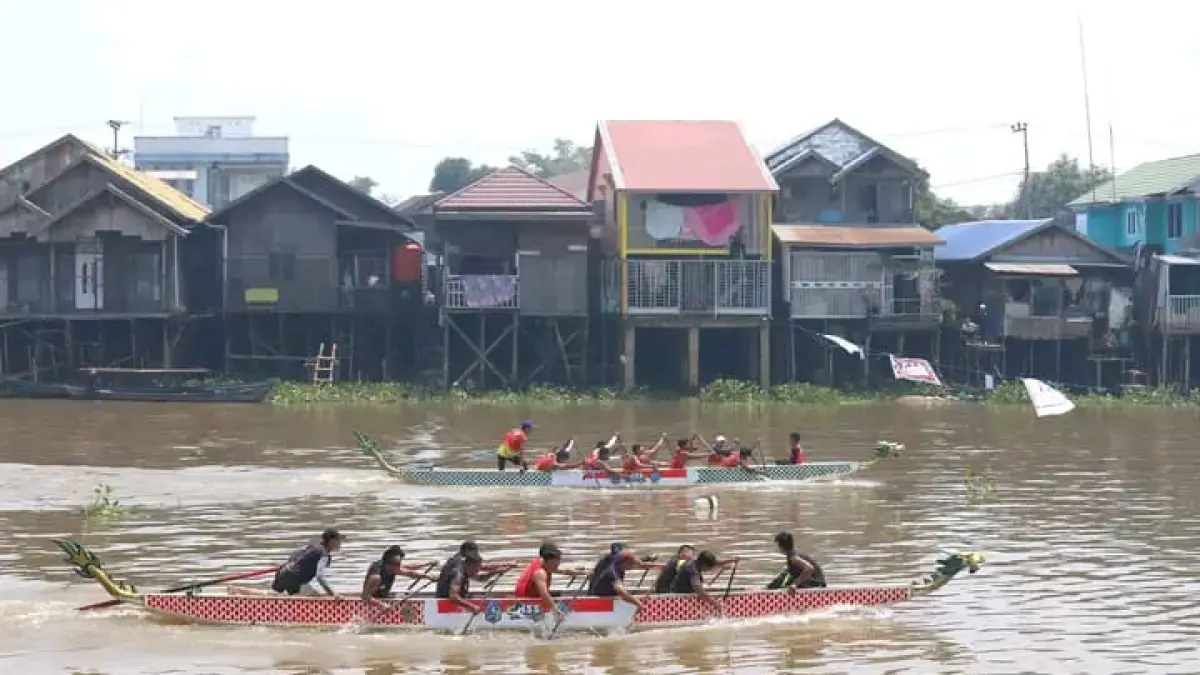 DAYUNG: Peserta Lomba Perahu Naga saat bertanding. (Foto: KOMINFO HSS)&nbsp;