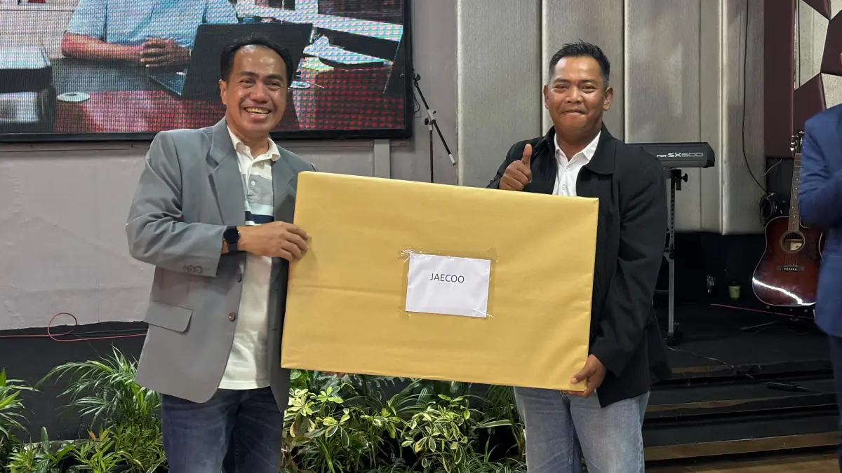 GRANDPRIZE: Pimpinan Cakrawala Insurance, Satrio beruntung mendapatkan smart tv