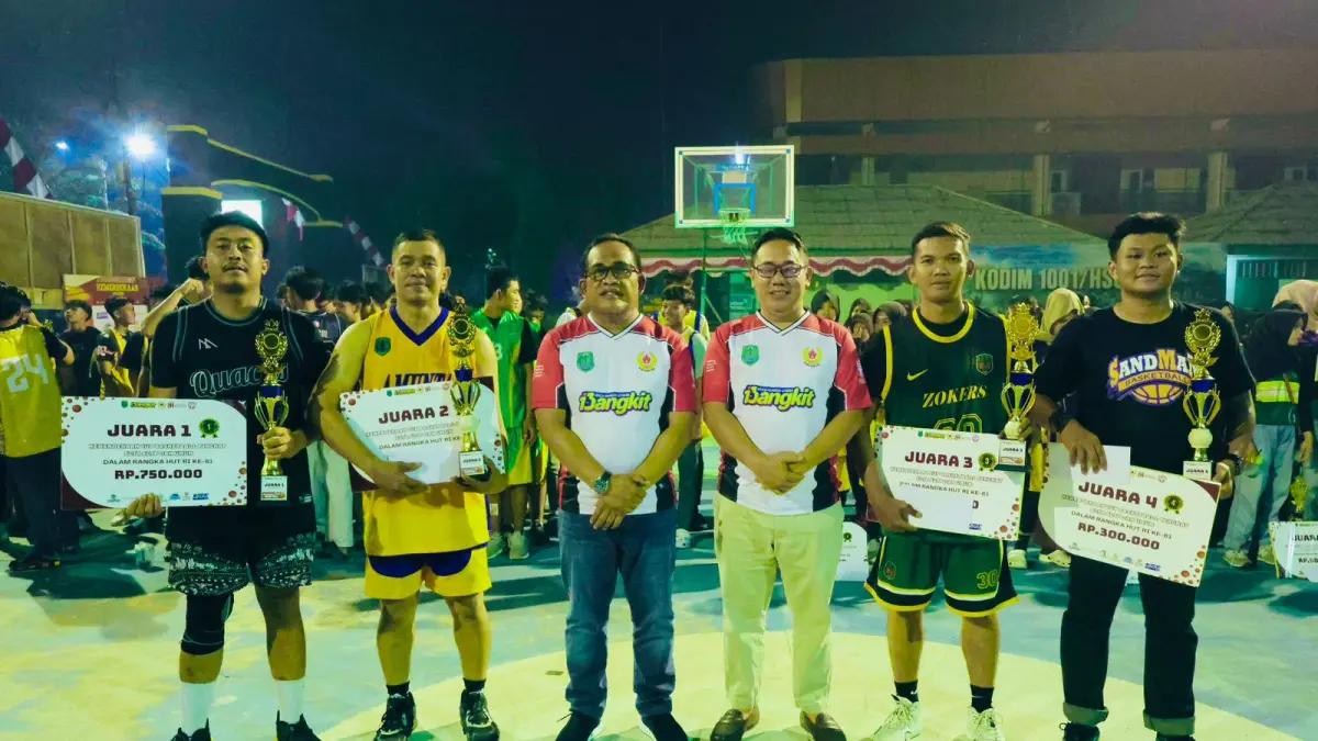 HADIR: Bupati HSU, H Sahrujani foto bersama dengan juara usai menyaksikan pertandingan final bola basket dalam rangka memeriahkan HUT ke-81 Kemerdekaan RI di Lapangan Bola Basket Kodim 1001/HSU-Balangan, Sabtu (29/8/2026). (Foto: Pemkab HSU)