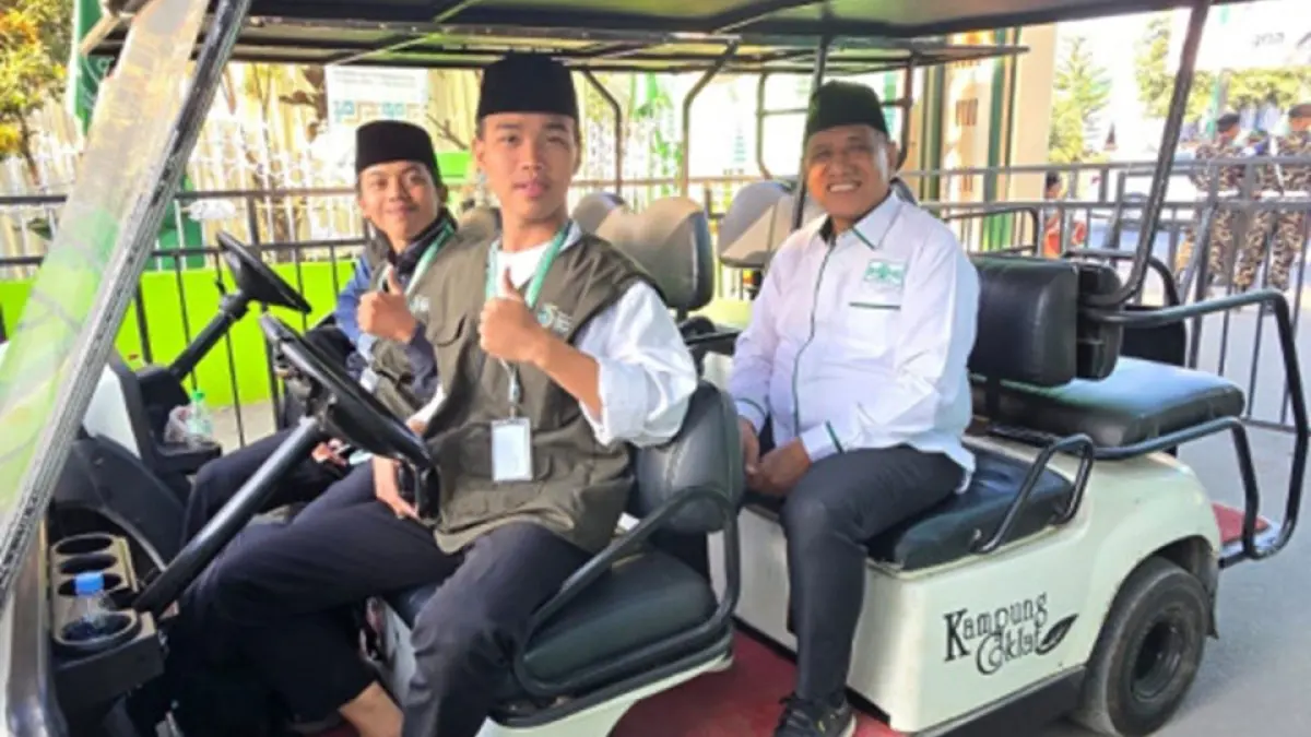 HADIR: Wabup Tala H Muhammad Zazuli saat dijemput menuju lokasi acara Muktamar ke-35 NU di Pondok Pesantren Bahrul Ulum, Tambakberas, Jombang, Jawa Timur.