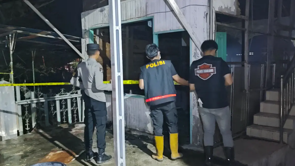 IDENTIFIKASI: Unit Inafis Satreskrim Polres Tabalong mengidentifikasi lokasi kebakaran di Kelurahan Belimbing dan Desa Kapar, Kecamatan Murung Pudak, Kabupaten Tabalong. (Foto: Ibnu Dwi Wahyudi/Radar Banjarmasin)
