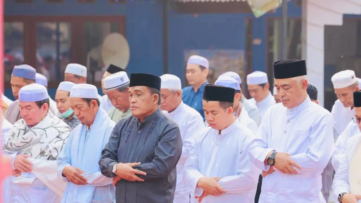 KHUSYUK: Bupati dan Wakil Bupati HSU, H Sahrujani dan Hero Setiawan mengikuti Salat Istisqa di halaman Kantor Kecamatan Banjang, Sabtu (30/8/2026). Salat digelar sebagai ikhtiar agar hujan segera turun di tengah kondisi kemarau. (Foto: Pemkab HSU)