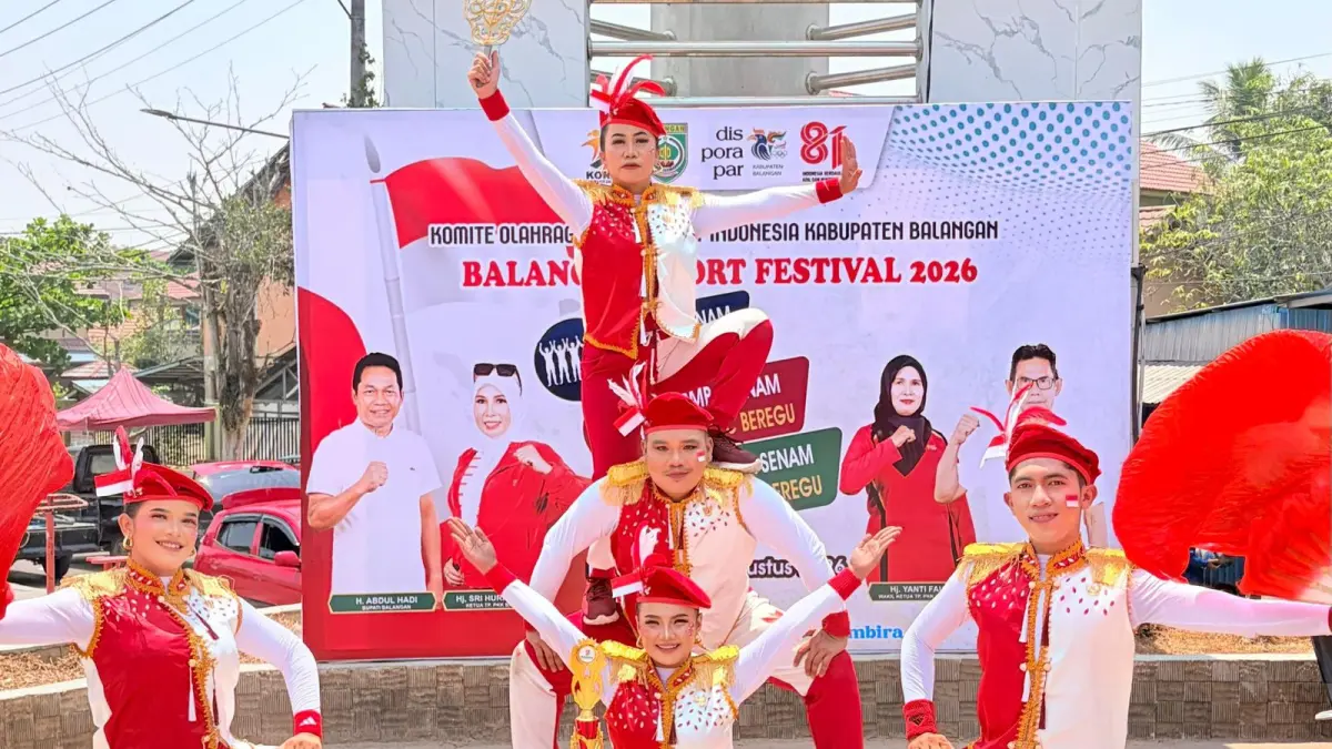 KOMPAK: Lima anggota INORGA IOSKI KORMI Kotabaru menunjukkan piagam usai meraih Juara 1 Lomba Senam Kreasi Beregu se-Kalsel pada Balangan Sport Festival 2026. (Foto: Nurul Hikmah untuk Radar Banjarmasin)