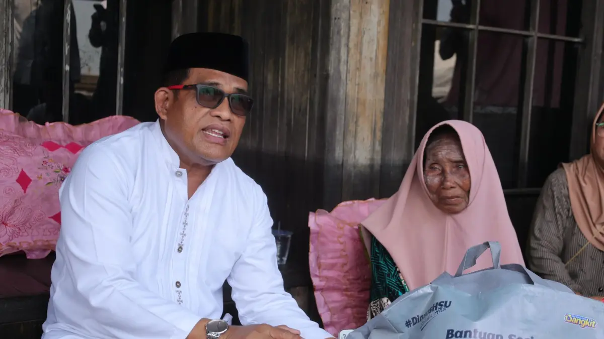 PEDULI: Bupati HSU, H Sahrujani menyerahkan bantuan kepada Ibu Ainah, warga Desa Kelumpang Dalam, Kecamatan Babirik, yang menjadi korban kebakaran. (Foto: Pemkab HSU)