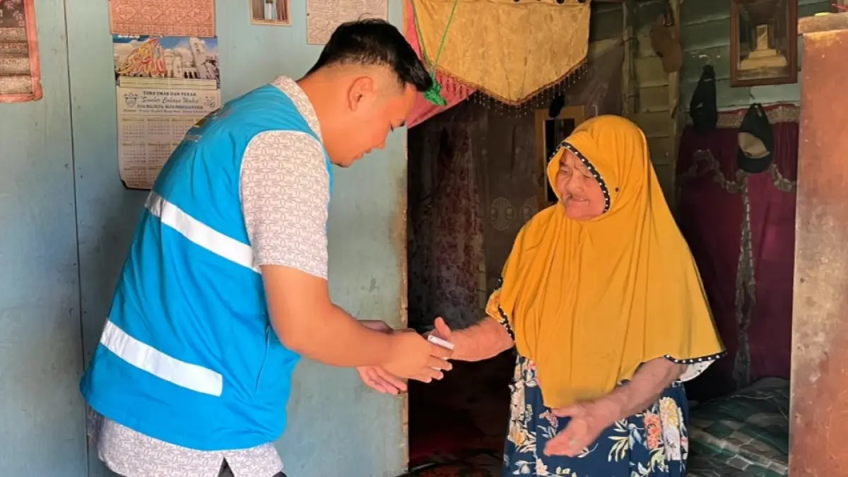 PEDULI: Pegawai PLN ULP Satui, Muhammad Aminullah, saat menyerahkan bantuan dalam program Program Jumat Berkah.&nbsp;
