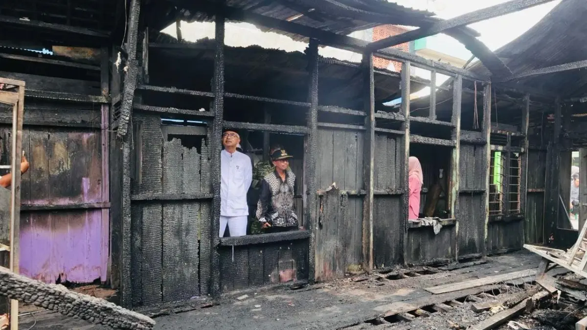 PEDULI: Wakil Bupati HSU Hero Setiawan melihat rumah lansia H. Abdul Salam, korban kebakaran di Desa Darussalam, Kecamatan Danau Panggang, didampingi jajaran BPBD, Dinas Sosial, dan Dinas Ketahanan Pangan HSU, Minggu (30/8/2026). (Foto: Istimewa)
