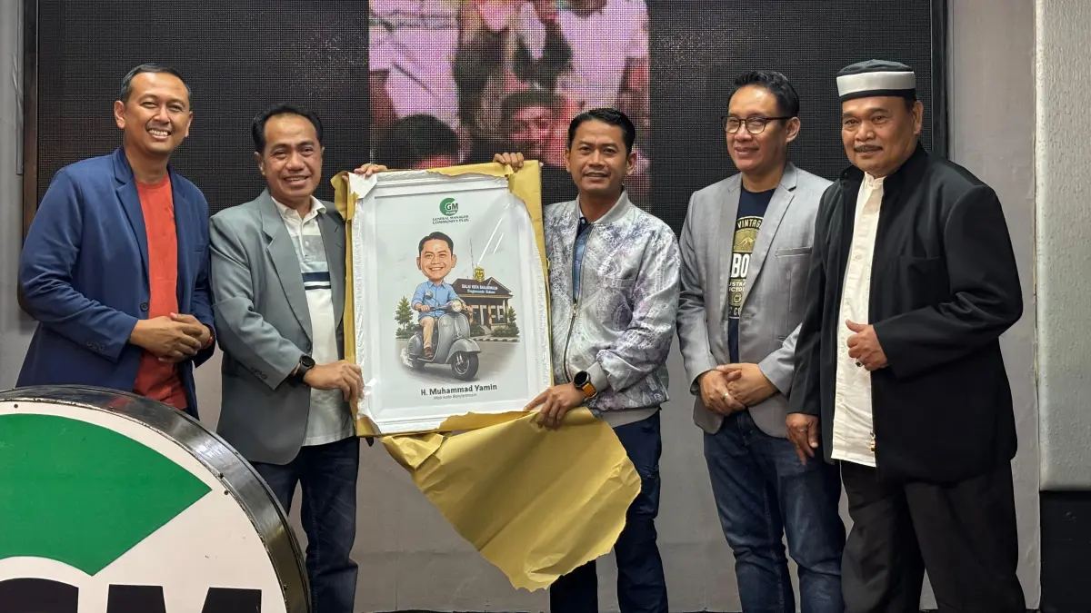 SOUVENIR: Walikota Banjarmasin, HM Yamin menerima kenang-kenangan berupa karikatur dari GMC+