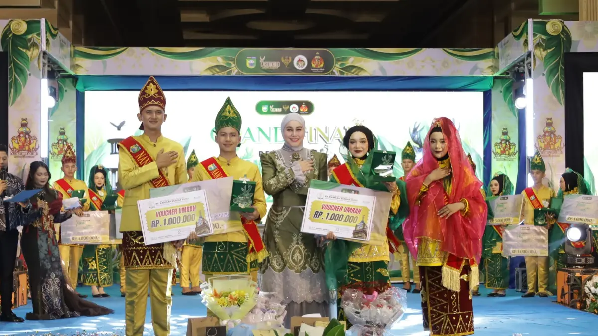 TERBAIK: Ahmad Sofwan Ridhoni dan Indah Nur Afifah foto bersama dengan Ketua TP-PKK Tala Hj Dian Rahmat Trianto usai dinobatkan sebagai nanang dan galuh Kabupaten Tala 2026. (Foto : Diskominfostasan Tala)