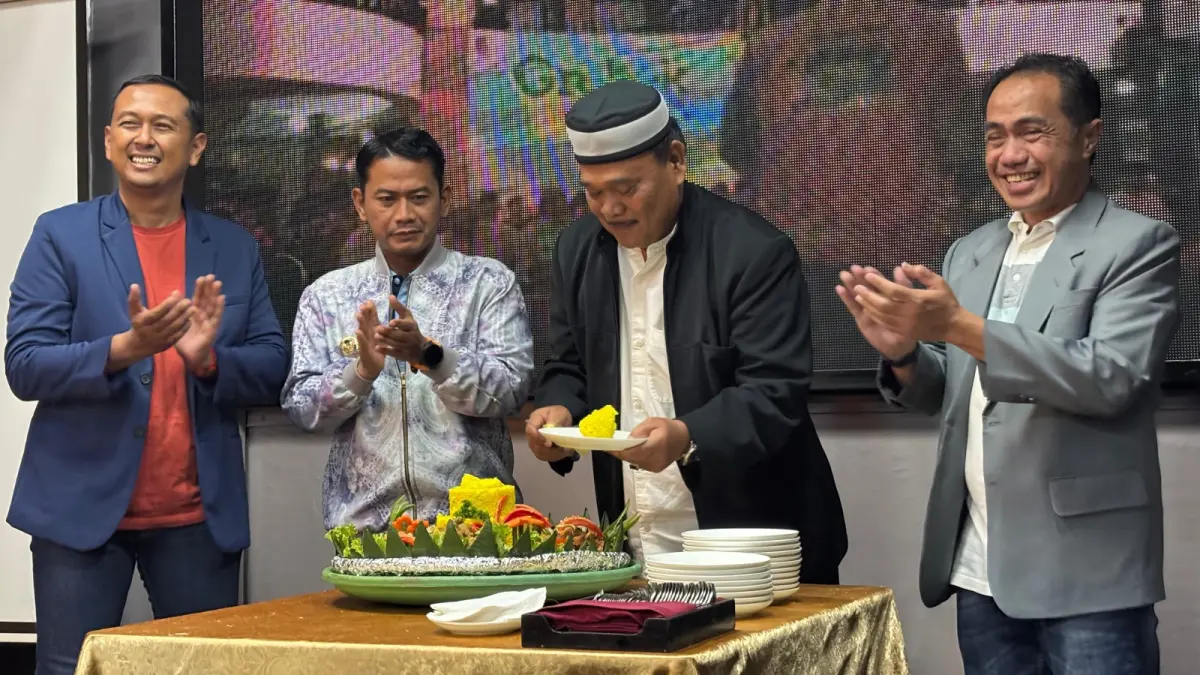 TUMPENG: Sunardi Taruna selaku salah satu pendiri GMC+ didaulat memotong tumpeng