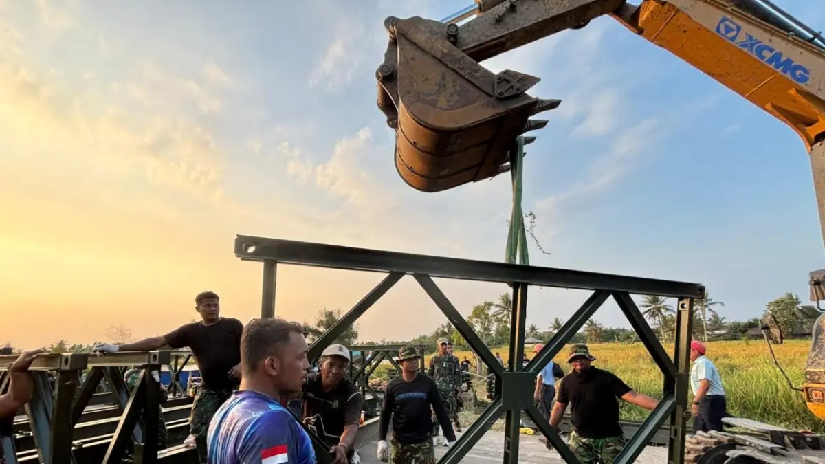 DIRAKIT: Personel Denzipur 8/GM merakit jembatan darurat tipe Kompak di Jalan Tembus Mantuil, Banjarmasin Selatan, Senin (31/8). Jembatan sepanjang sekitar 30 meter itu disiapkan untuk memulihkan sementara akses warga pascaambruknya Jembatan Saka Harang. (Foto: Zulvan Rahmatan/Radar Banjarmasin)